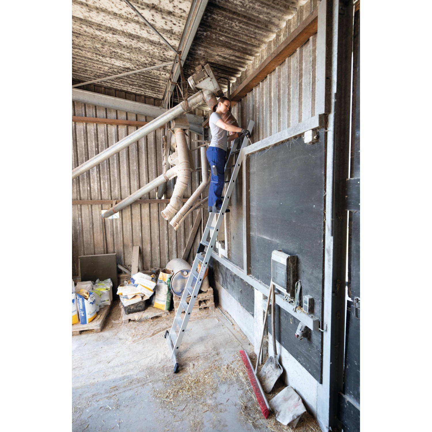 PROREGAL Stufen-Anlegeleiter mit 18 Stufen im Einsatz, Aluminium Leiter mit Traverse für sicheren Stand.