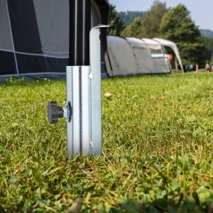 Silberner Rasendorn aus Stahl im grünen Gras, hält einen schwarzen Sonnenschirm mit Feststellschraube. Ideal für Camping.