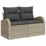 Hellgraues 2-Sitzer Gartensofa-Set aus Polyrattan mit grauen Kissen für Terrasse und Garten.