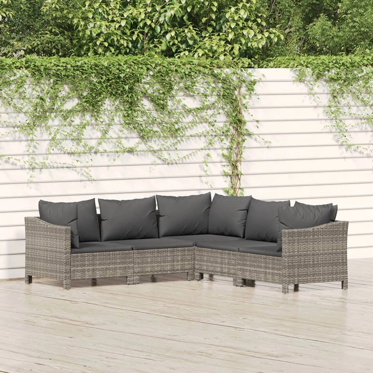 Graues 5-tlg. vidaXL Garten-Lounge-Set aus Polyrattan mit dunklen Kissen vor weißer Wand.