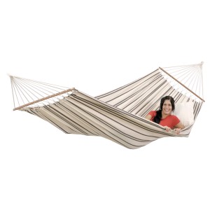 Frau entspannt in Amazonas Hängematte Brasilia Cappuccino mit Stab, gestreift.