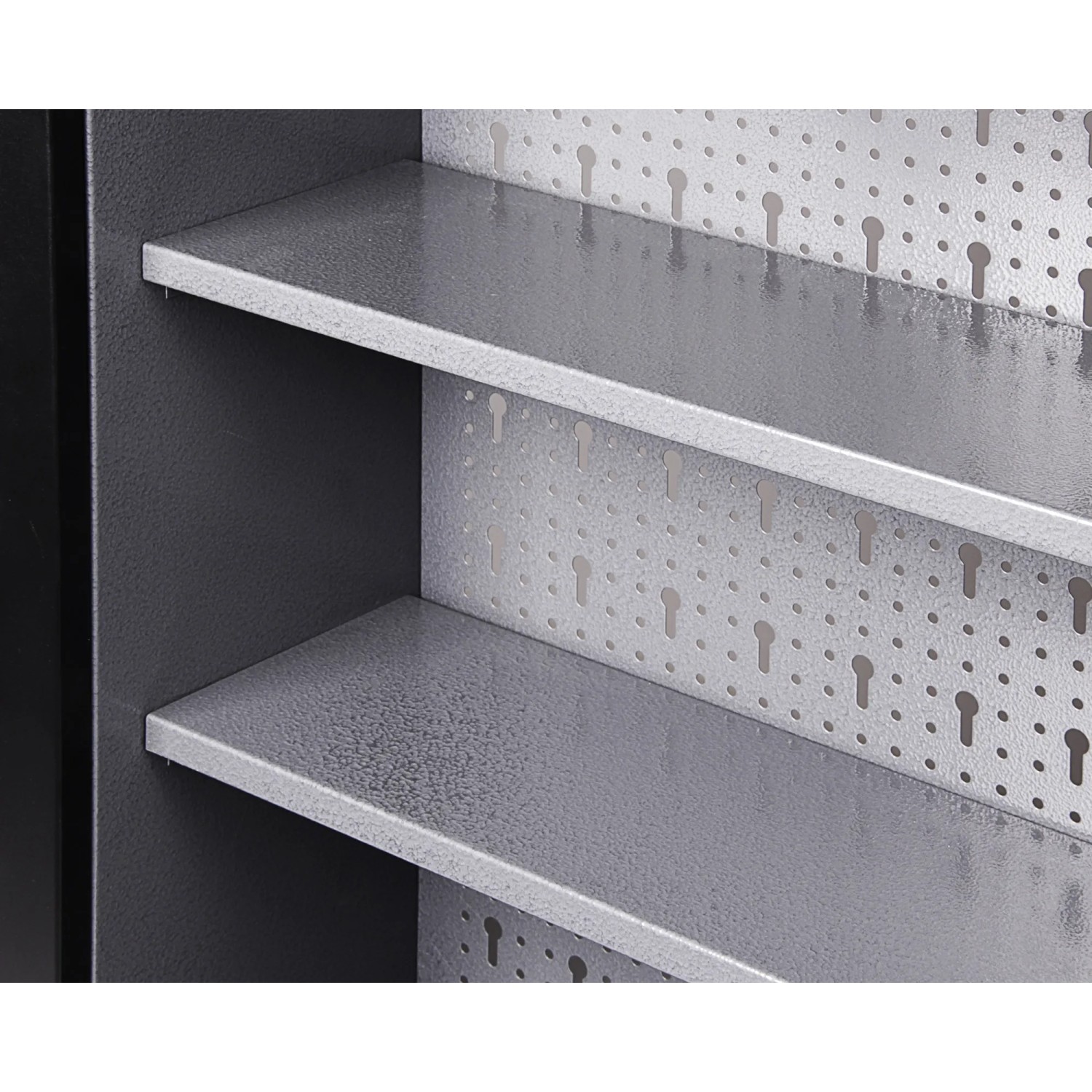 Detailaufnahme: Ondis24 Werkstattschrank mit Lochwand und Regalböden.