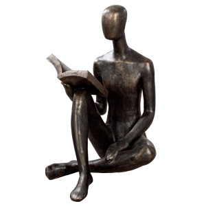 Gilde Skulptur Reading, bronzefarbene Figur aus Kunstharz, sitzend mit Buch. Dekorative Figur für Garten & Flur.