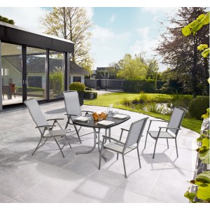 Silbergrauer Hocker Vigo II aus Textilen, ideal als Fußablage oder Sitzgelegenheit im Garten.