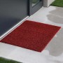Rote Primaflor Spaghettimatte Lorenzo 120x180 cm vor einer Tür. Rutschfeste Fußmatte für Innen und Außen.