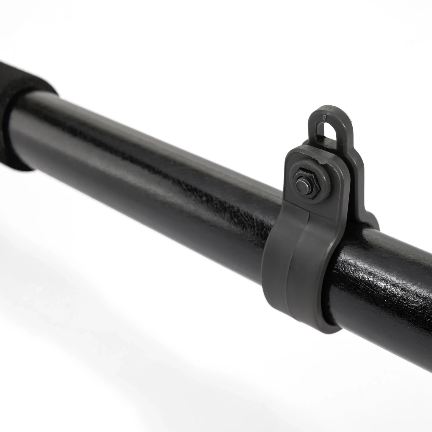 Detailaufnahme des Stiga Akku-Multitool MT 100e Teleskopstiels mit Tragegurt-Halterung.