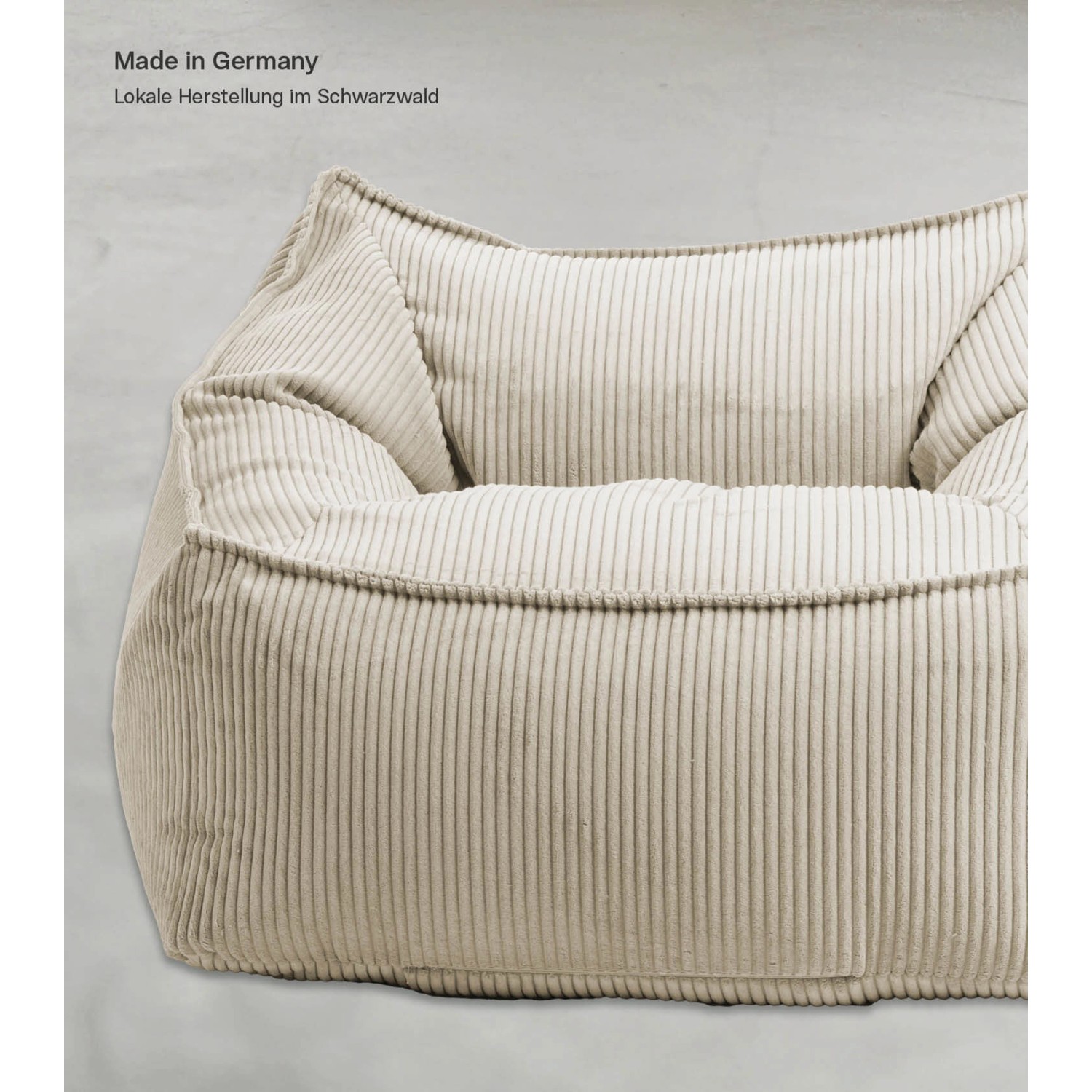Beiger mokebo Sitzsack 'Der Lümmel' aus Cord, ein XXL Sessel für Wohnzimmer und Jugendzimmer.