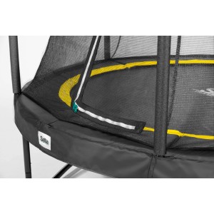 Detailansicht: Schwarzes Salta Comfort Edition Trampolin Ø 366 cm mit Sicherheitsnetz und Randabdeckung.