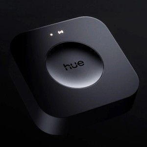 Schwarze, kabellose Philips Hue Bridge Pro zur Steuerung von Hue Leuchten und Zubehör.