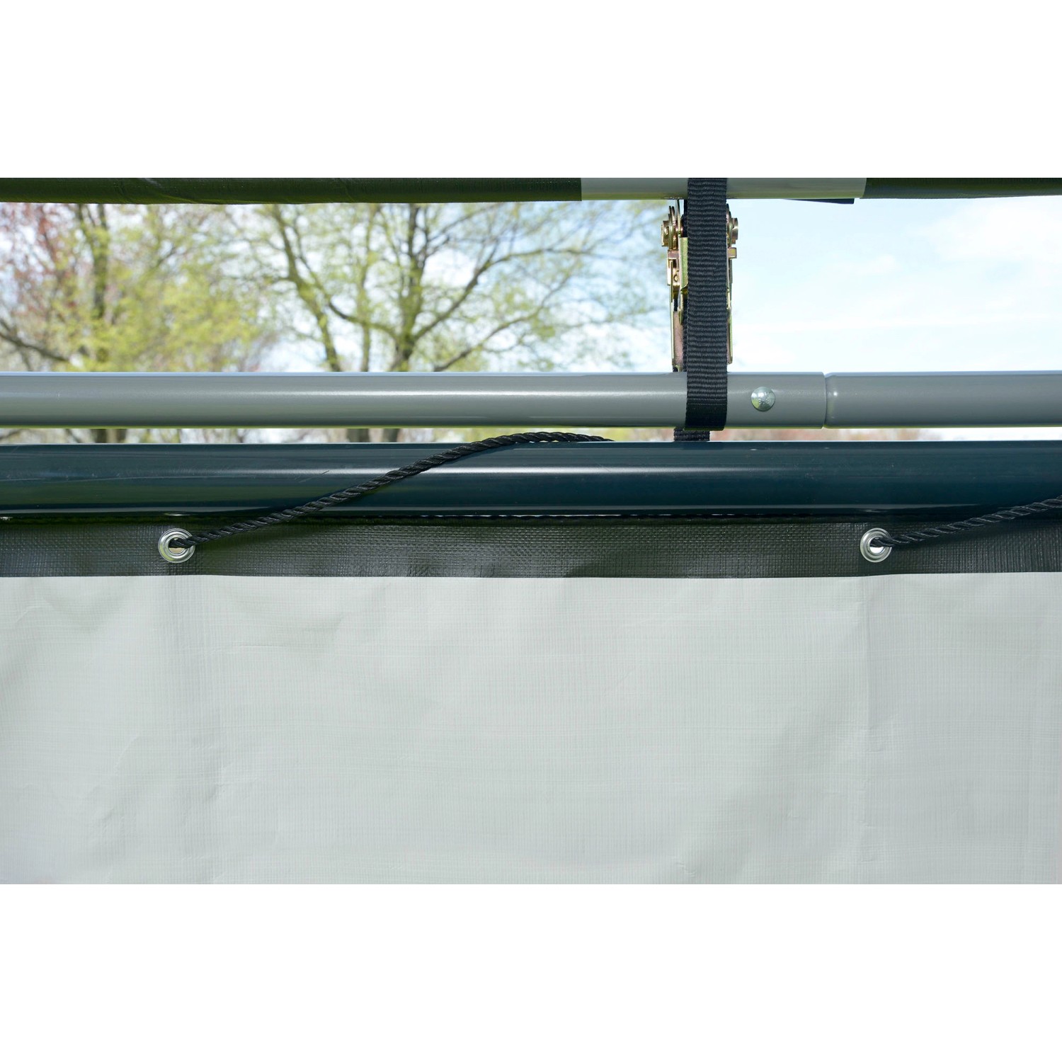 Detailaufnahme: ShelterLogic Seitenverkleidung für Pferdestallüberdachung, grüne Plane mit Befestigung.