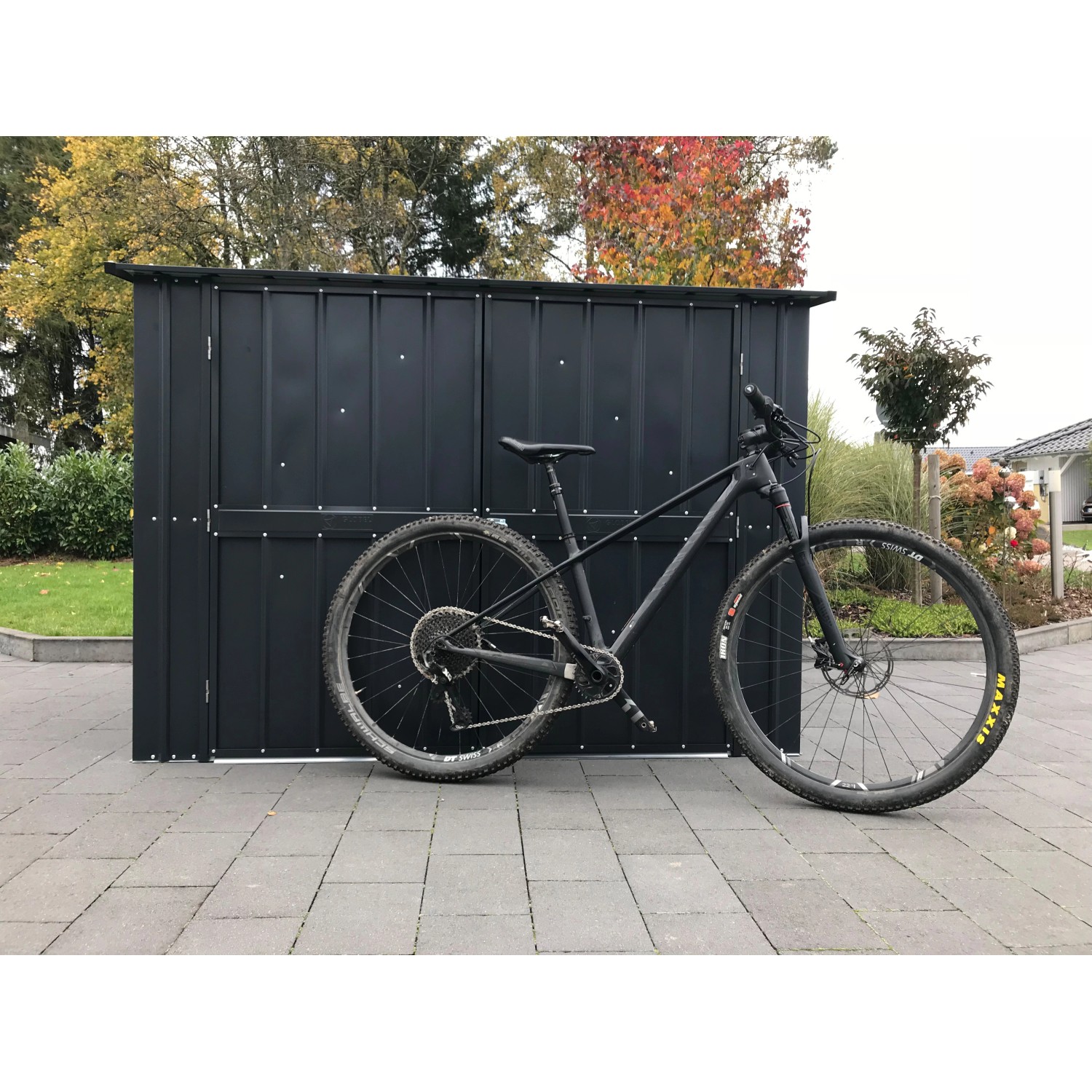 Anthrazitfarbene Globel Fahrradbox Family mit Fahrrad und 4 Haltern, Gerätehaus für Fahrräder.