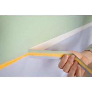 Anwendung von Tesa Malerband Perfect+ (19mm) auf einer Wand für präzise Farbkanten.