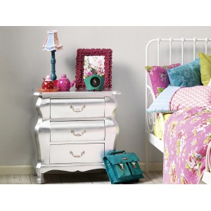 Detailaufnahme: Überstreichbare Meistervlies Protect Vliestapete in Putzoptik an Schlafzimmerwand.