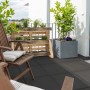 Diephaus Gehwegplatte Anthrazit 40x40: Gehwegplatten auf einer Terrasse mit Möbeln und Pflanzen.