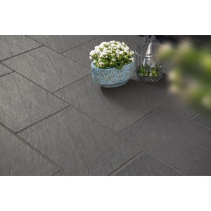 Diephaus Terrassenplatte Siva Schwarz-Basalt, 60x40 cm, in Schieferoptik verlegt.