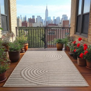 Beiger Ayyildiz Outdoor-Teppich Desert (140x200 cm) mit abstraktem Muster auf Balkon.