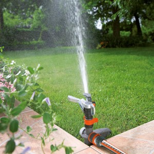 Gardena Premium Rasensprenger mit Spike im Einsatz, Rasenbewässerung im Garten.