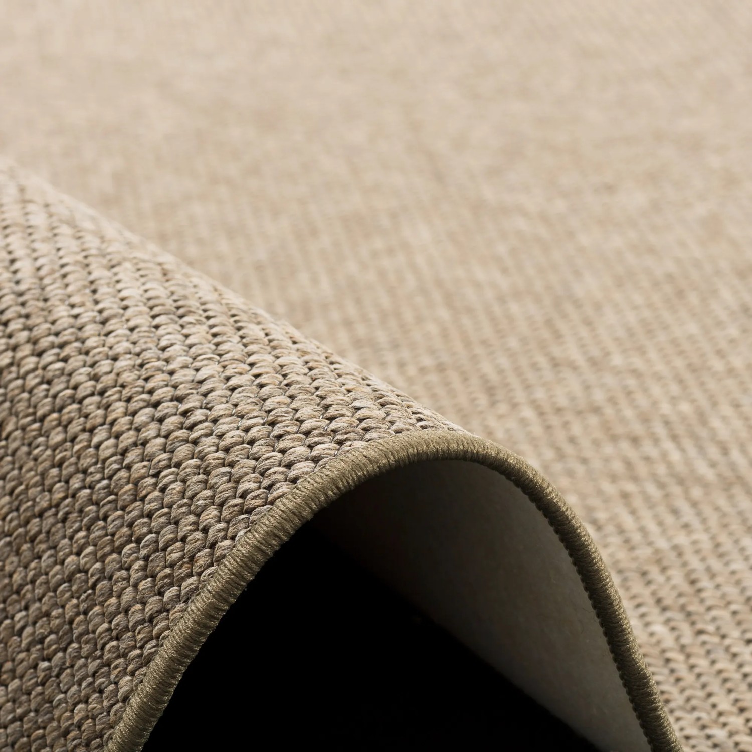 Detailansicht: Runder, brauner Snapstyle Bentzon Teppich aus Flachgewebe, 100 cm Durchmesser.