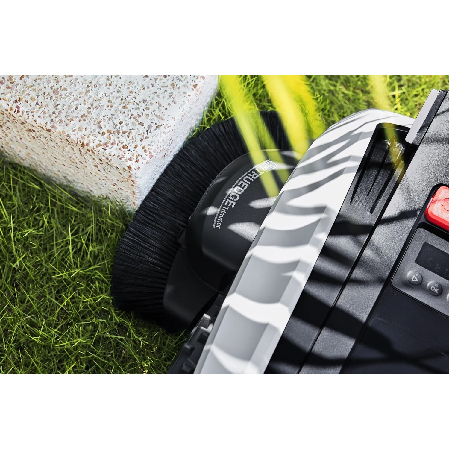 Ecovacs Mähroboter Goat O1200: Detailaufnahme des TruEdge Trimmers auf Rasen.