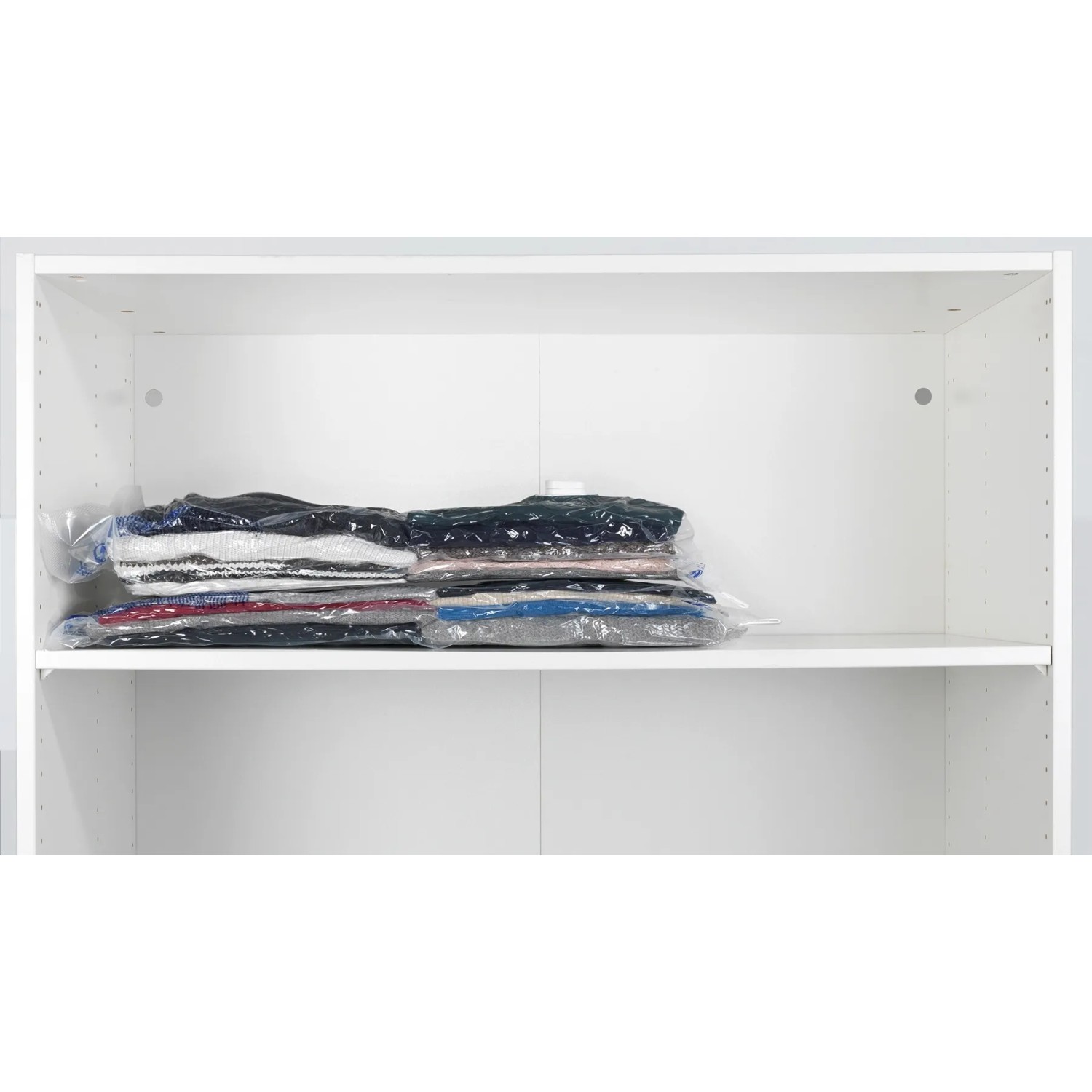 Wenko Vakuumbeutel Set, 6 transparente Aufbewahrungsbeutel mit Kleidung im weißen Schrank.