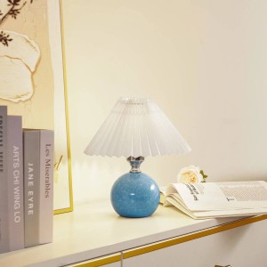 Blaue Lindby Tischlampe Kerimi mit plissiertem Schirm, skandinavisches Design.