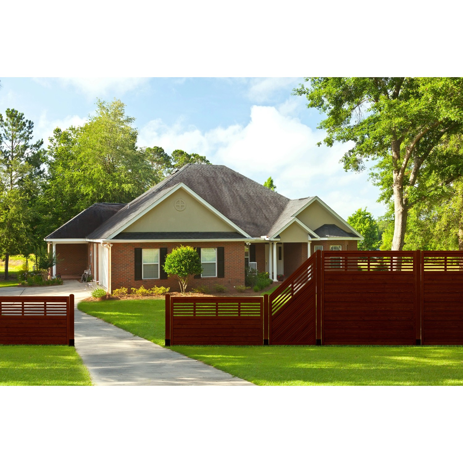 Brauner Sichtschutzzaun Nicea (90x180cm) vor einem Haus. Der Zaun hat gewellte Lamellen.