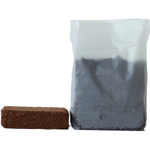 Proflora Biogro torffreie Blumenerde: Quellbeutel und Ziegel aus Kokoserde.