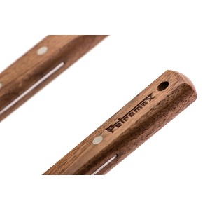 Detailaufnahme: Petromax Grillwender mit Holzgriff und Edelstahlklinge. Grillutensil mit Logo.