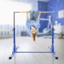 Blaues, höhenverstellbares Hauki Gymnastik Turnreck mit Kind, das kopfüber turnt. Faltbares Spielgerät für Kinder.