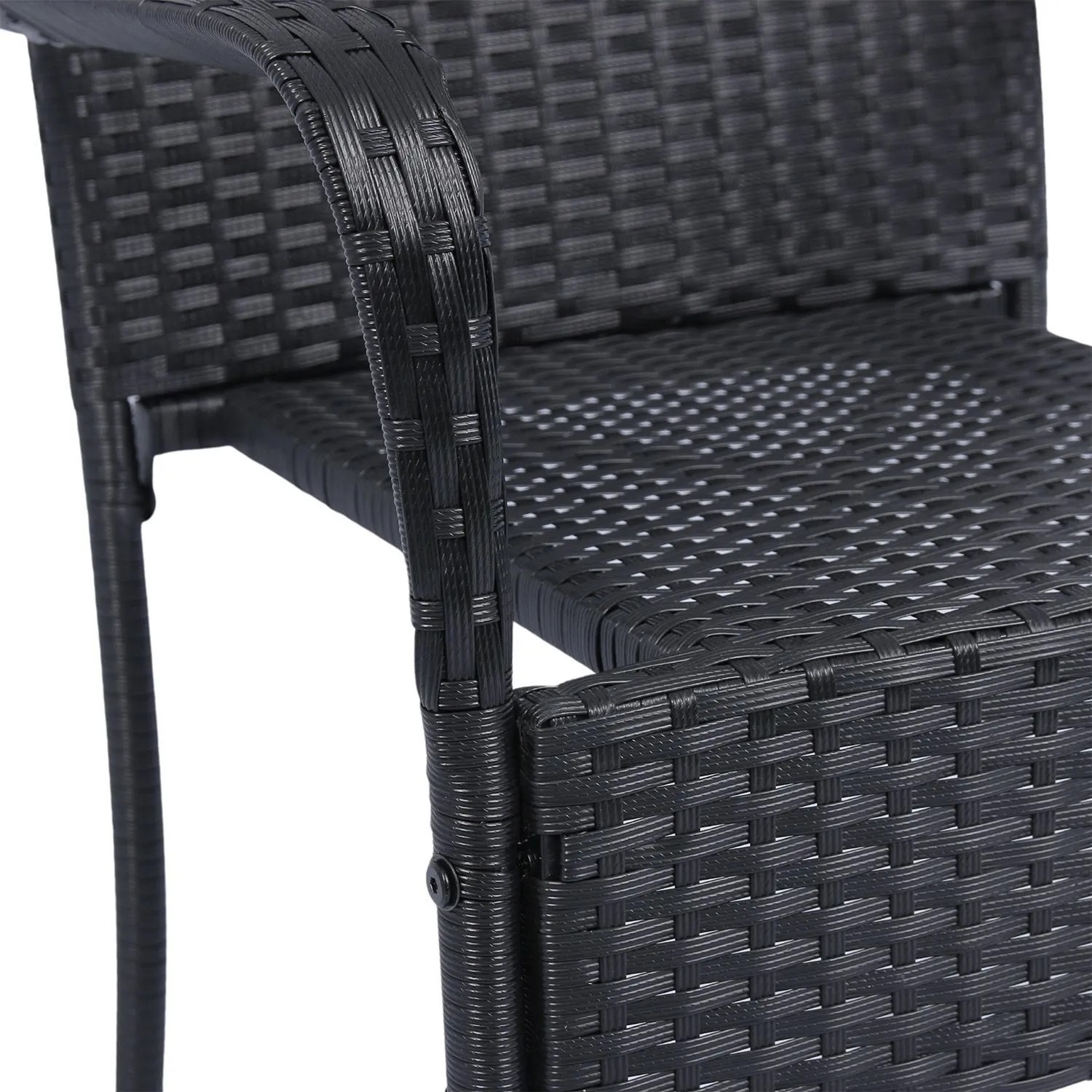 Detailaufnahme: Schwarzer Polyrattan Gartenstuhl Yoro mit Armlehne, Teil eines 6er Sets.