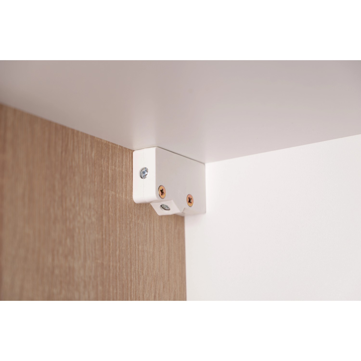 Detailaufnahme: Soft-Close Scharnier im Respekta Oberschrank Merle, 50 cm, Schwarz.