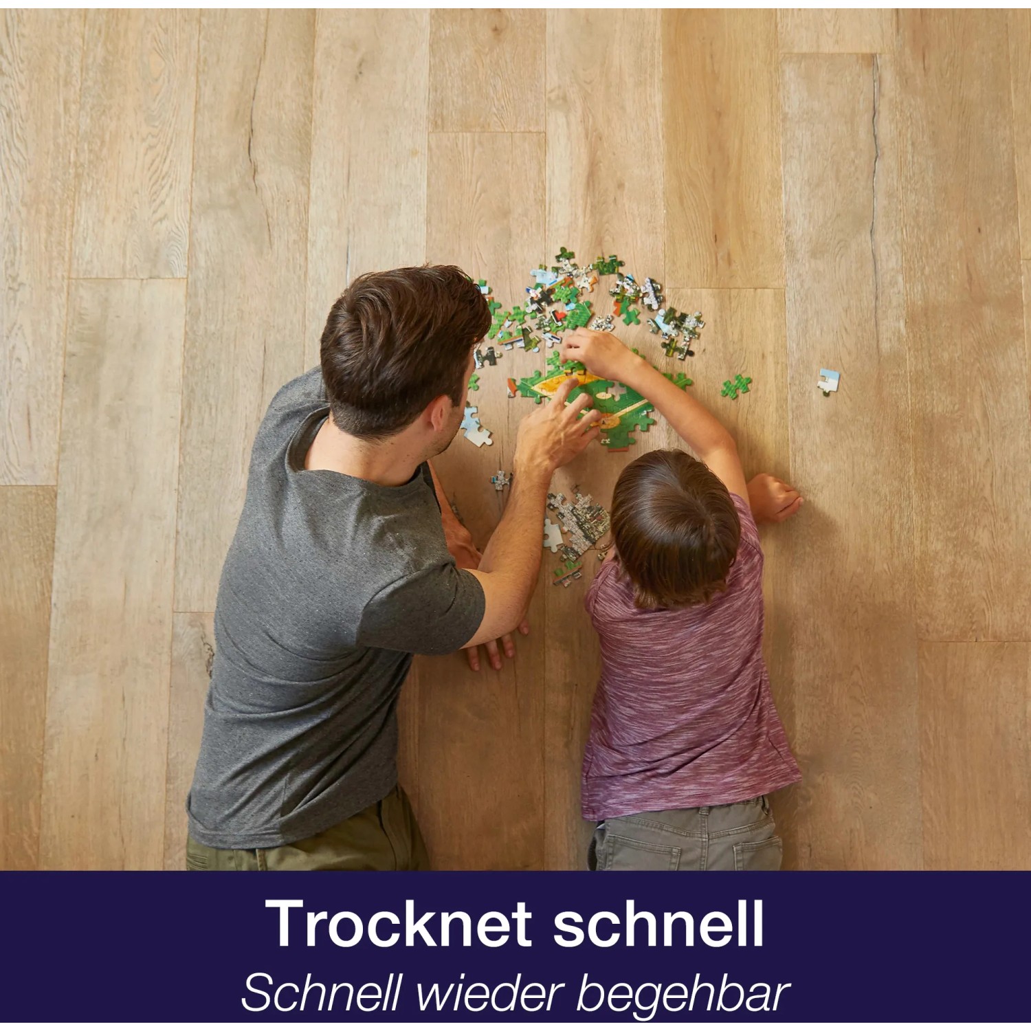 Vater und Kind puzzeln auf Parkettboden. Bona Parkettreiniger für schnelle Reinigung.