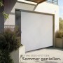Hellgraue Tectake Senkrechtmarkise Eloise, ideal als Sicht- und Sonnenschutz für Terrasse und Balkon.