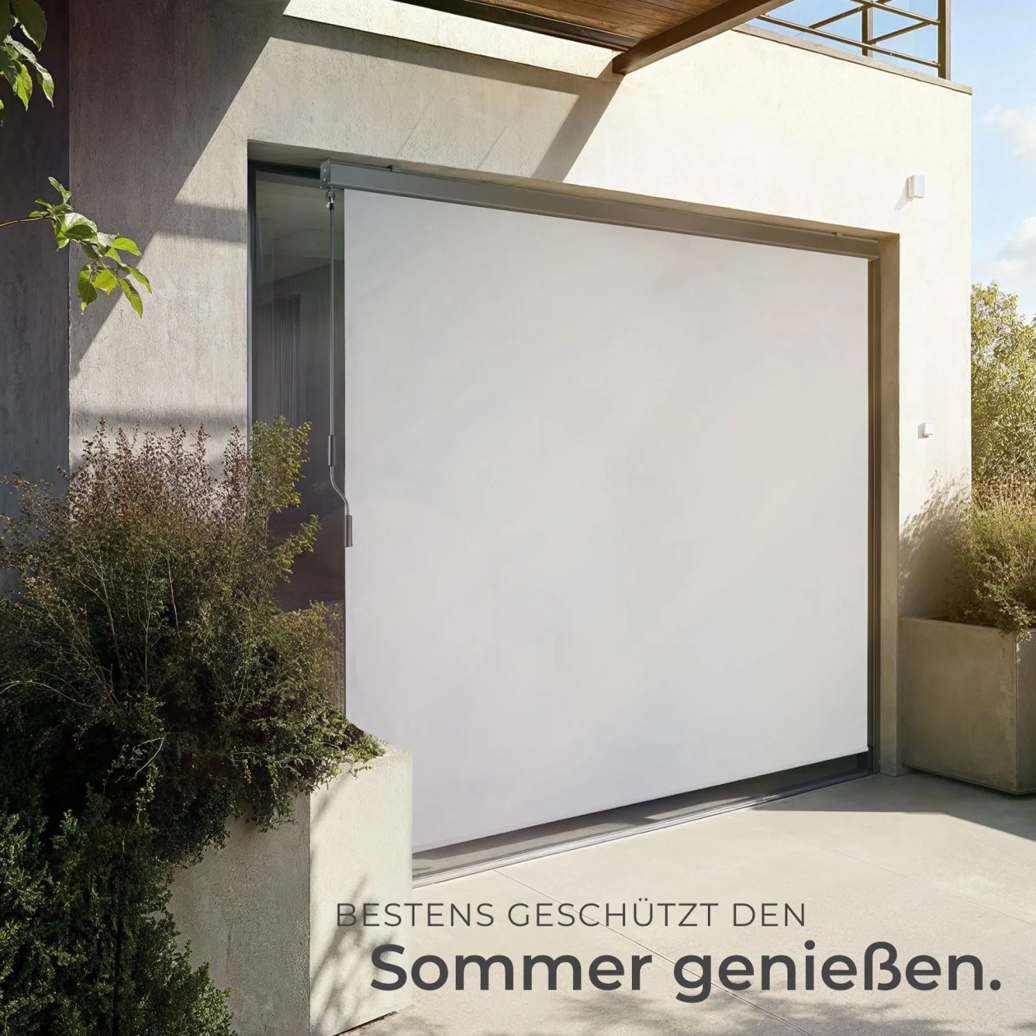 Hellgraue Tectake Senkrechtmarkise Eloise, ideal als Sicht- und Sonnenschutz für Terrasse und Balkon.