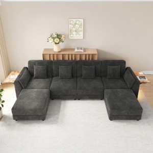 Dunkelgraues Merax Ecksofa in U-Form mit zwei Hockern und Kissen aus Chenille-Stoff im modernen Wohnzimmer.