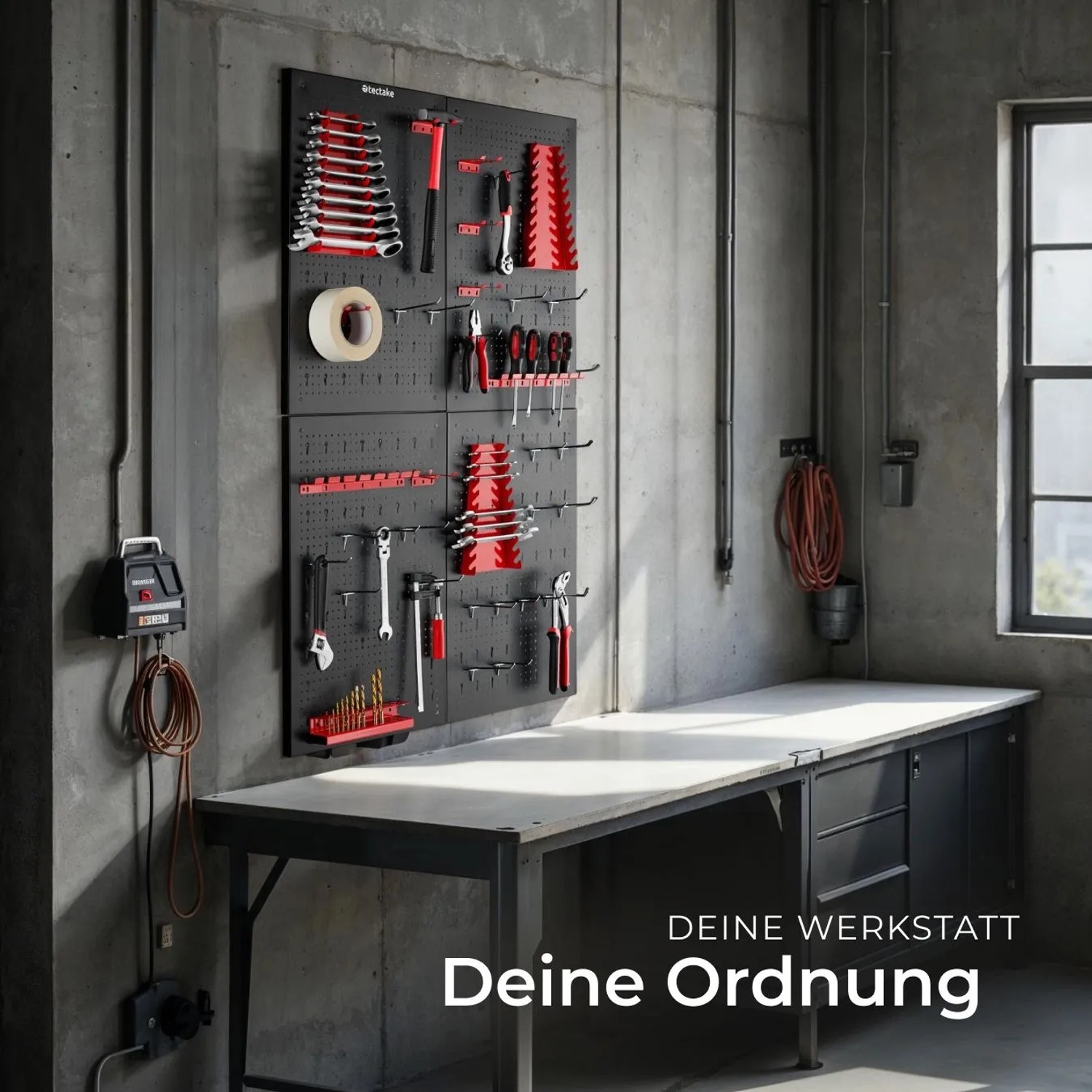 Vierteilige, schwarze Tectake Werkzeuglochwand mit rotem Zubehör und Werkzeugen an einer Betonwand.