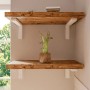 Weiße HEVVA Schwerlast Regalhalterungen (15 cm tief) tragen Holzregale an einer Wand. Ideal für stabile Wandmontage.