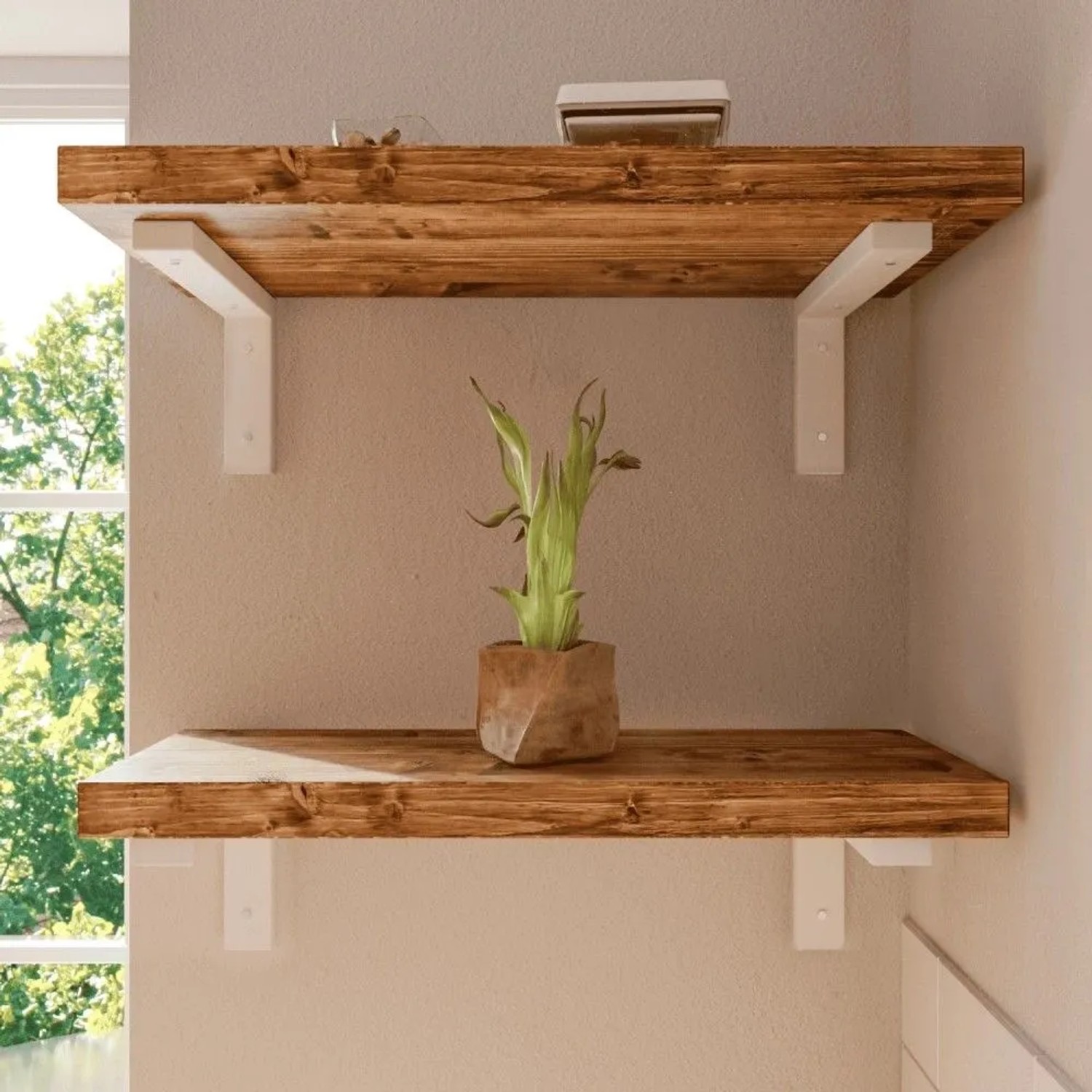 Weiße HEVVA Schwerlast Regalhalterungen (15 cm tief) tragen Holzregale an einer Wand. Ideal für stabile Wandmontage.