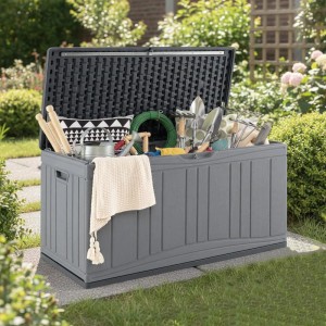 Geöffnete graue Costway Gartenbox (300L) mit Gartenwerkzeug und Kissen im Garten.