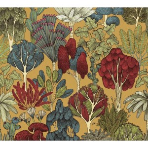Tadessi Vliestapete mit detailliertem floralem Dschungelmuster in Rot, Blau, Grün auf ockerfarbenem Grund.