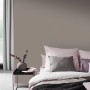 Erismann Vliestapete Code Nature Uni Taupe (FSC®) im Schlafzimmer mit Bett und Nachttisch.