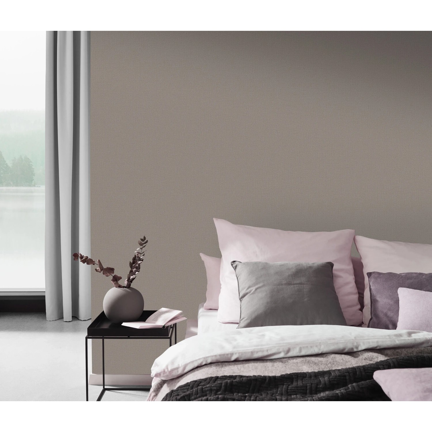 Erismann Vliestapete Code Nature Uni Taupe (FSC®) im Schlafzimmer mit Bett und Nachttisch.