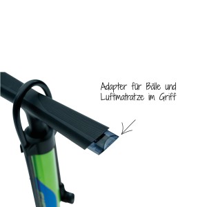 Detailaufnahme der Fischer Stand-Pumpe: Adapter für Bälle und Luftmatratzen im Griff.