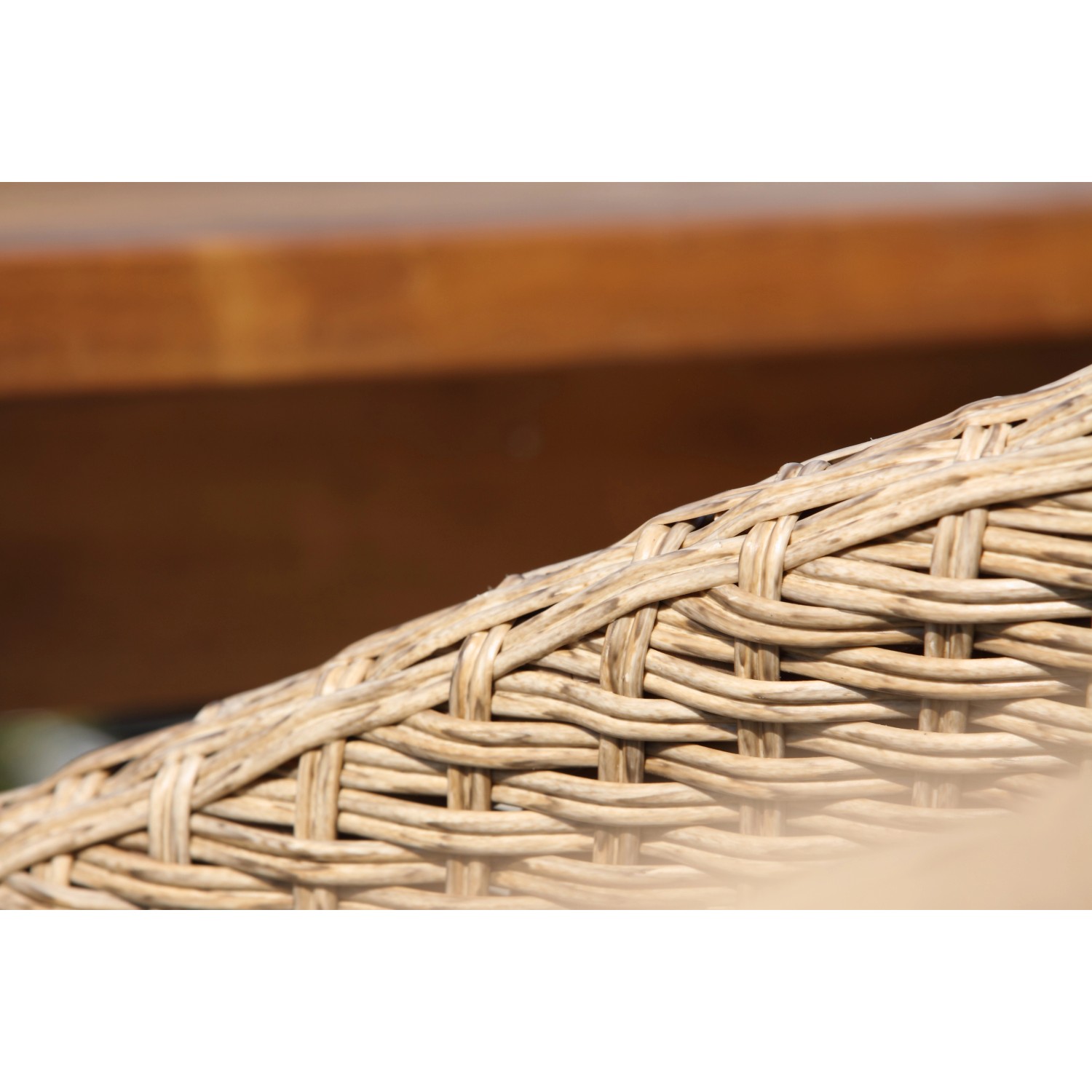 Detailaufnahme: Geflecht-Armlehne des Acamp Atacama Sessels, Teil des Gartenmöbel-Sets.