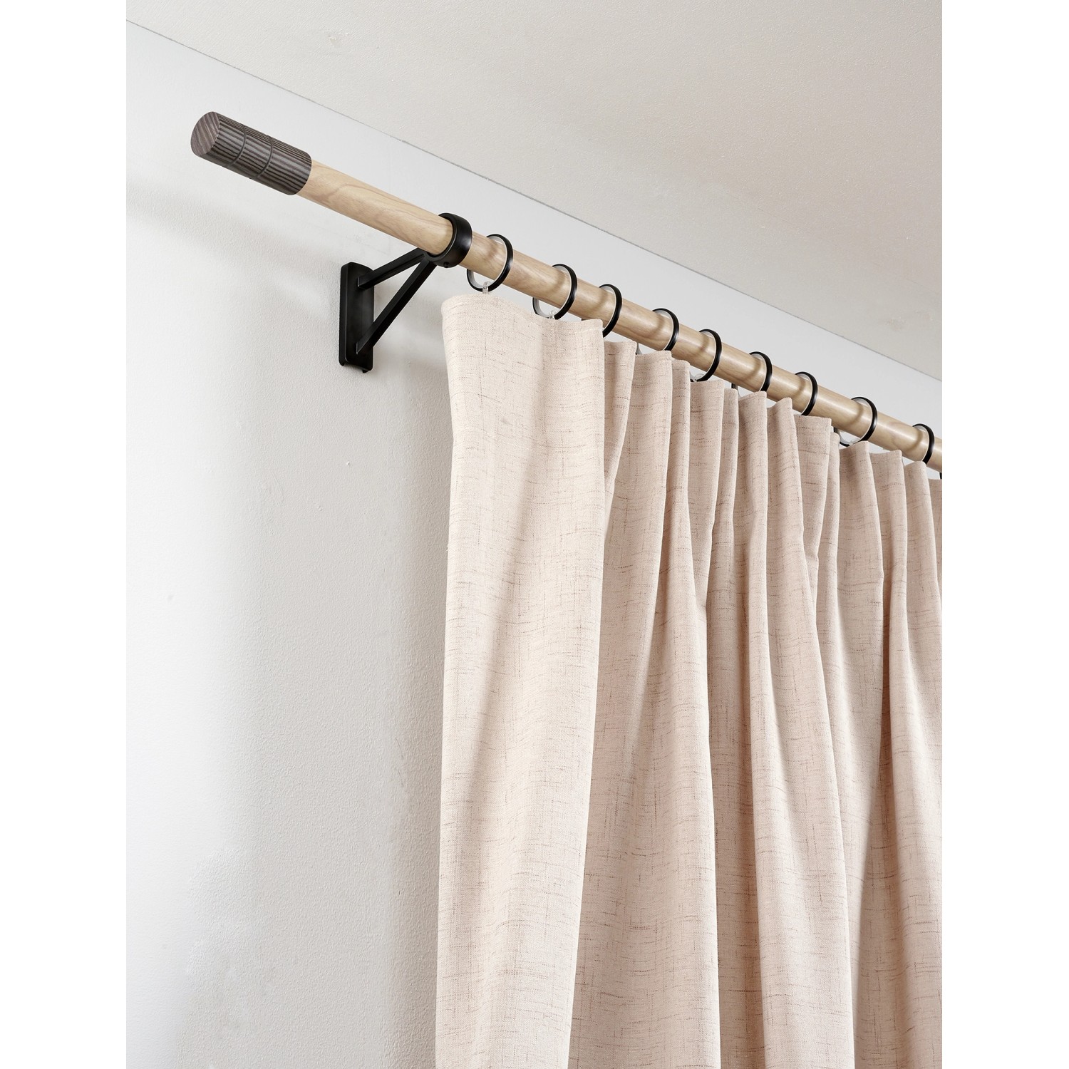 Gardinenstange mit Gardinenringen Denver, schwarz matt, und beiger Gardine. Stilvolle Fensterdekoration.