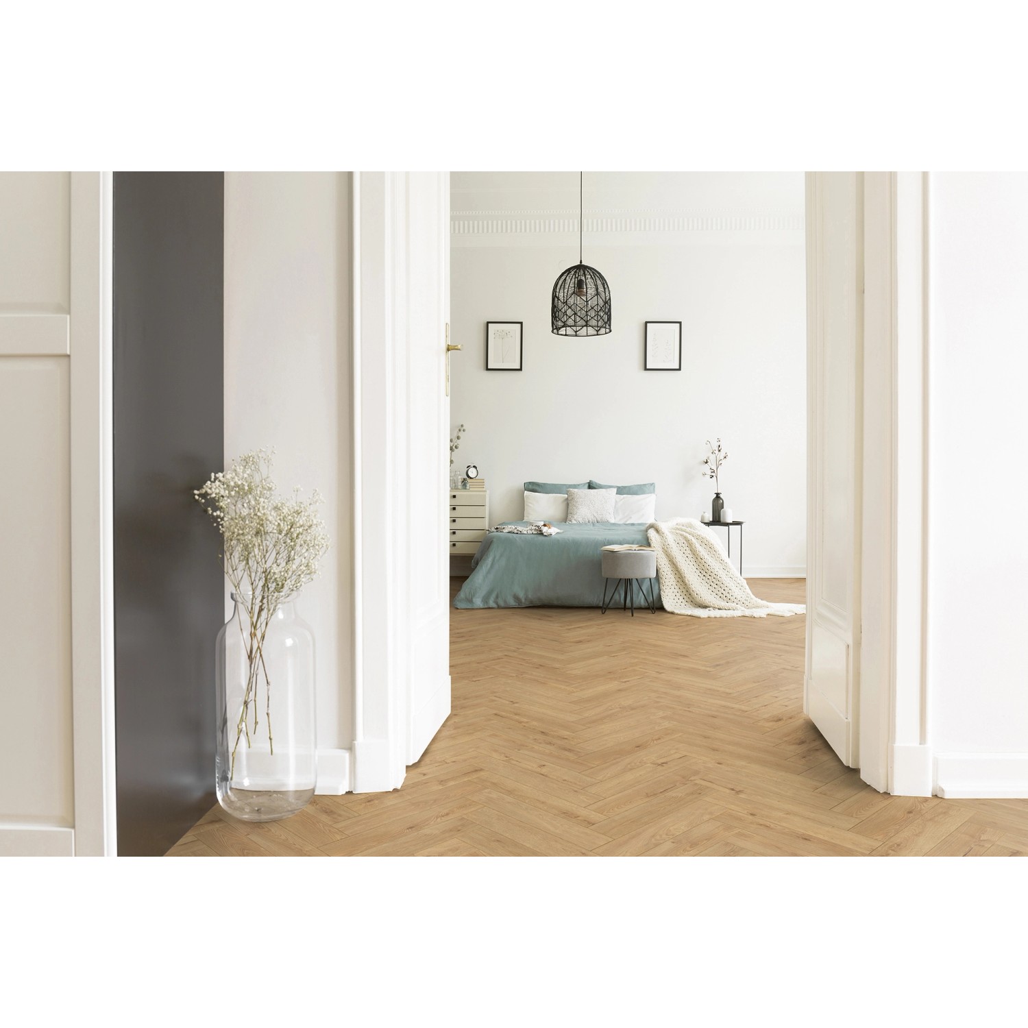 Kaindl Laminat Masterfloor Herringbone Eiche Eddinburgh im Fischgrätmuster in einem Schlafzimmer.