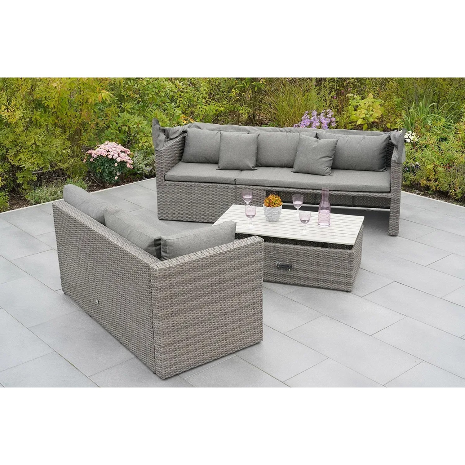 Gartenmöbel Lounge-Gruppe San Marco aus grauem Kunststoffgeflecht mit hellgrauen Kissen und Tisch.