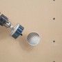 LUX Lochsäge-Set (9-teilig) im Einsatz: Bohren eines Lochs in eine helle Holzplatte.
