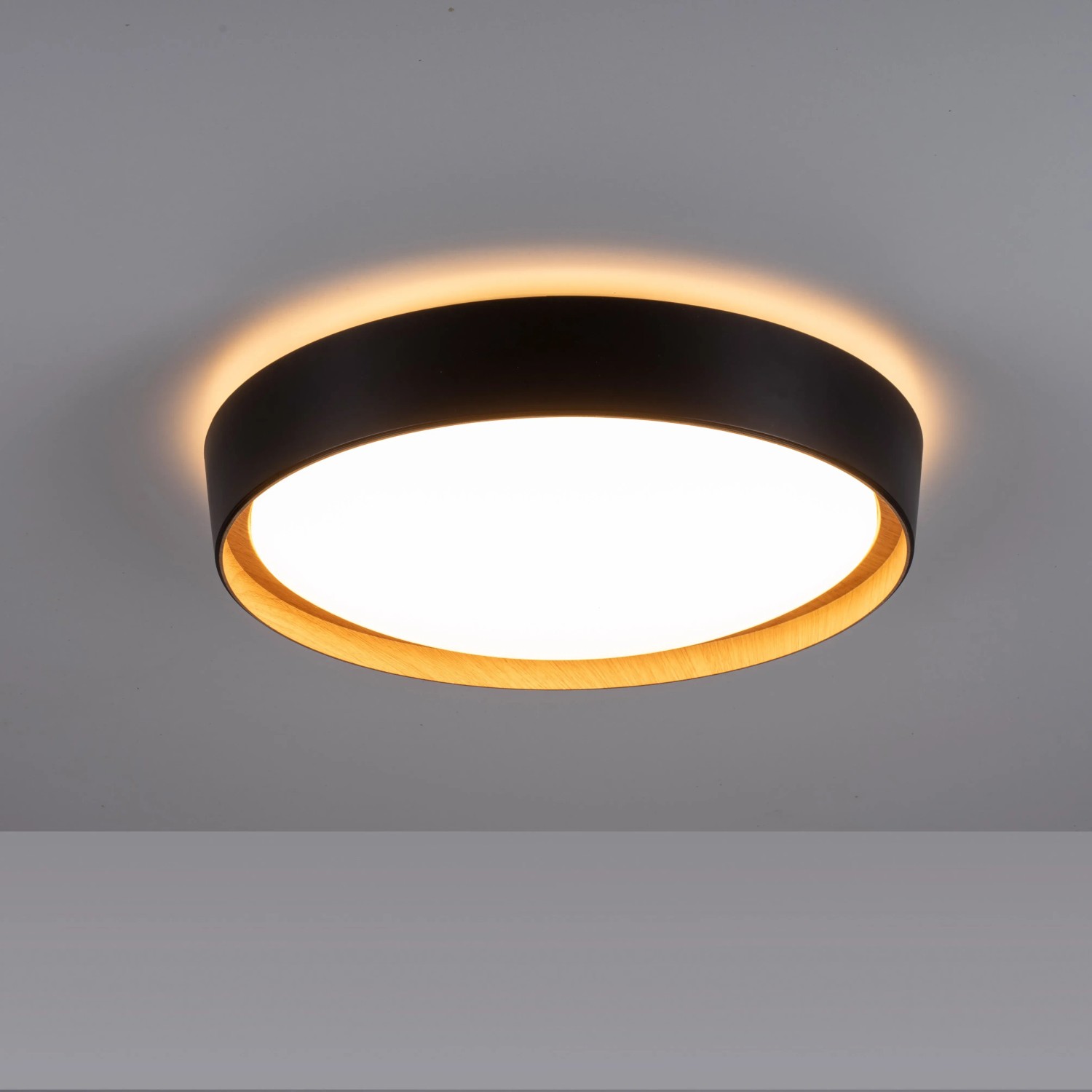 Schwarze LED-Deckenleuchte Emilia, Ø 40 cm, mit Holzoptik. Moderne Deckenlampe für Wohnräume.