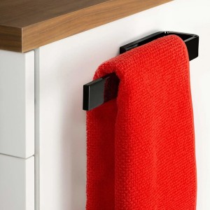 SOTECH Handtuchhalter PELI, 325 mm, Chrom Dunkel mit rotem Handtuch an weißem Schrank.